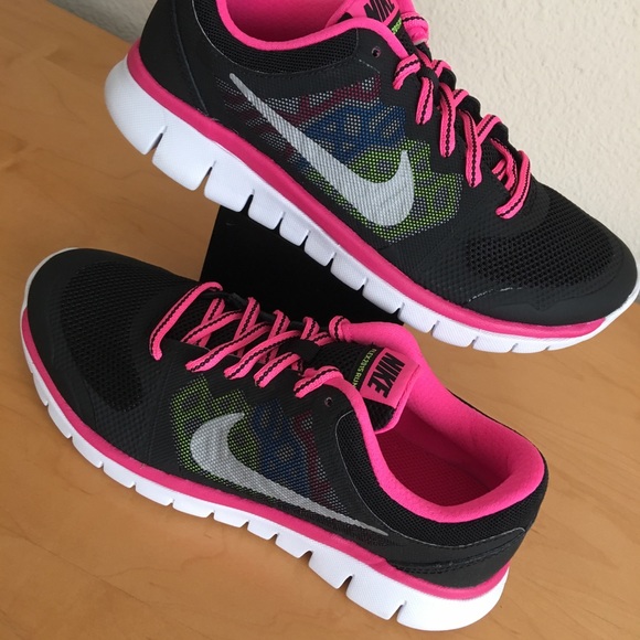 Women’s Nike - Picture 3 of 5